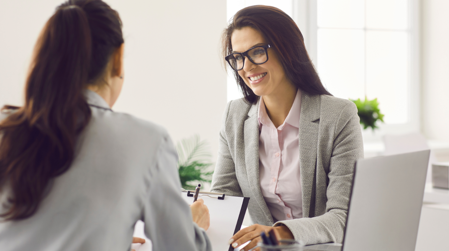 Kontrakt B2B a umowa o pracę – co się bardziej opłaca? Korzyści dla pracodawcy i pracownika